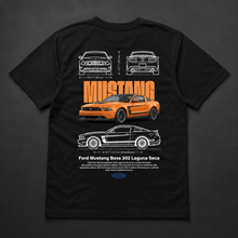 Polera negra Ford Mustang Boss 302 Laguna Seca con diseño automotriz trasero